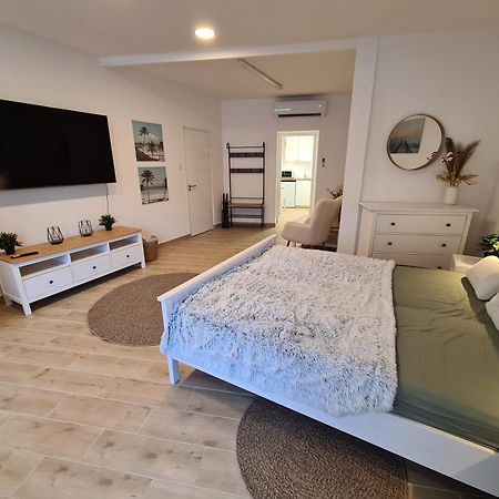Kedves Apartman Pécs Exteriör bild
